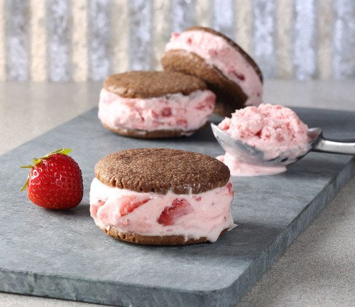 Strawberry Ice Cream Sandwiches | FOODIEaholic.com #recipe #cooking #dessert #icecream #summer #strawberry 