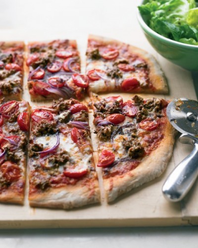 Hamburger and Grape Tomato Pizza | FOODIEaholic.com #recipe #cooking #baking #pizza #dough #hamburger #tomato