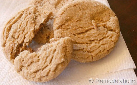 Peanut Butter Rolo Cookies | FOODIEaholic.com #recipe #cooking #baking #cookies #dessert #peanutbutter #rolo #caramel #chocolate