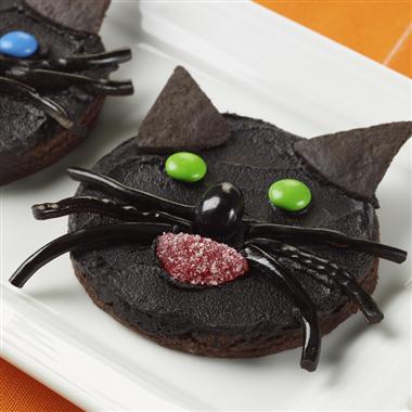 5 DIY Halloween Treats | FOODIEaholic.com #recipe #cooking #baking #Halloween #holiday #DIY #treats #desserts #cakes #cupcakes #cookies