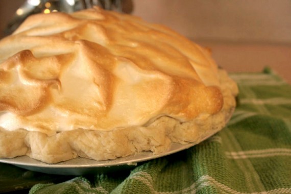 Lemon Meringue Pie | FOODIEaholic.com #recipe #cooking #baking #pie #dessert #Thanksgiving #holiday #lemon #meringue
