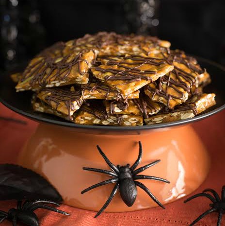 Pumpkin Seed Brittle with Chocolate Drizzle | FOODIEaholic.com #recipe #cooking #candy #sugar #brittle #pumpkin #pumpkinseeds #Halloween #holiday #chocolate
