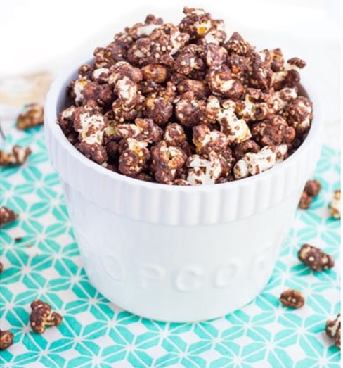 Spicy Chocolate Popcorn | FOODIEaholic.com #recipe #cooking #popcorn #snack #treat #chocolate #spicy