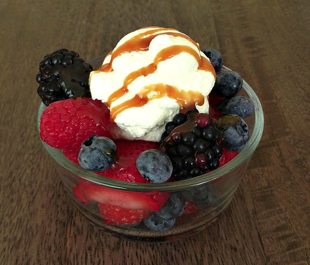 Sweet 'n' Salty Berry Delight | FOODIEaholic.com #recipe #cooking #dessert #fruit #berries #caramel #cream 