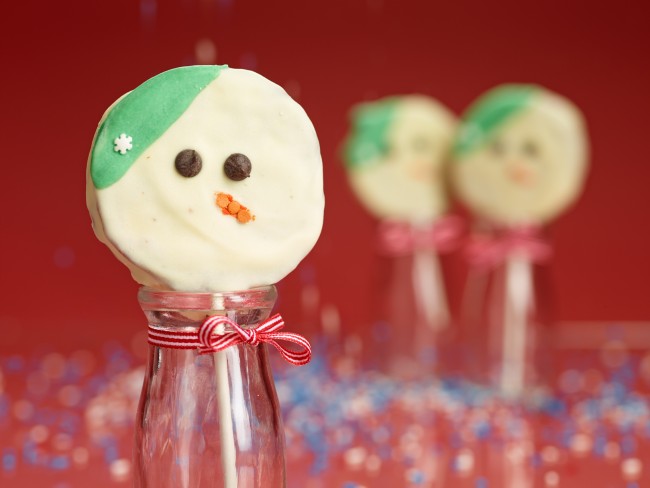 Snowman Cookies | FOODIEaholic.com #recipe #cooking #baking #cookies #dessert #treats #snowman #pop #holiday