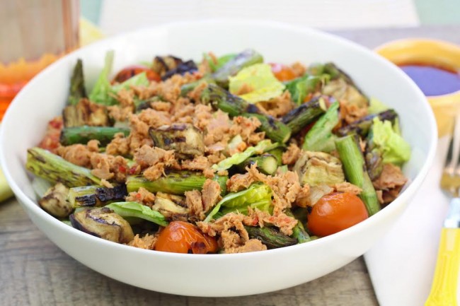 Grilled 'n' Chilled Veggie Tuna Salad | FOODIEaholic.com #recipe #cooking #appetizer #salad #vegetables #tuna #spring