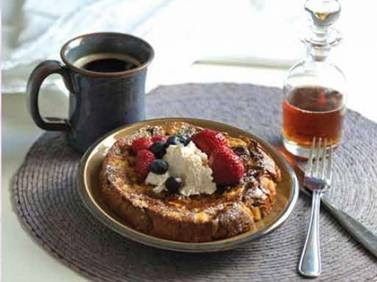Panettone French Toast | FOODIEaholic.com #recipe #cooking #breakfast #brunch #Frenchtoast #panettone #mascarpone #berries #holiday