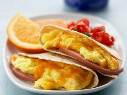 Breakfast Quesadilla | FOODIEaholic.com #recipe #cooking #breakfast #brunch #omelet #quesadilla #eggs #eggwhites #healthy #diet #vegetables
