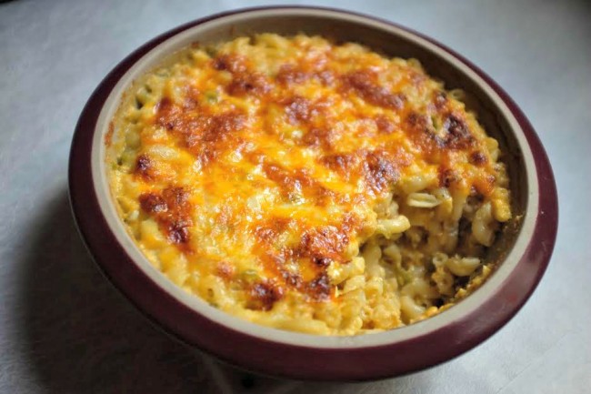 Green Chili Mac & Cheese | FOODIEaholic.com #recipe #cooking #appetizer #sidedish #macandcheese #greenchili #spicy