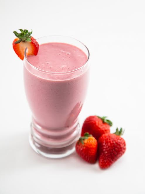 Sunrise Smoothie | FOODIEaholic.com #recipe #cooking #smoothie #breakfast #dessert #strawberry  #fruit #healthy #diet