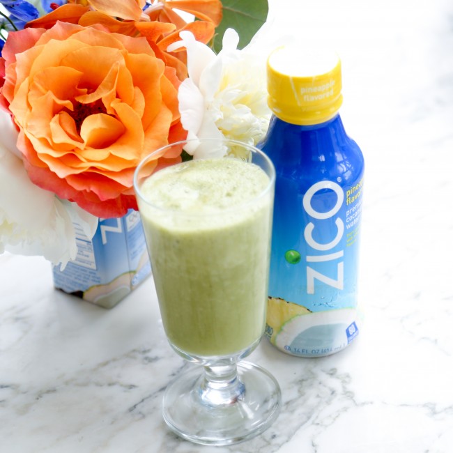 Coconut Vanilla Matcha Smoothie | FOODIEaholic.com #recipe #cooking #smoothie #beverage #breakfast #healthy #diet #pineapple #banana #coconutwater #matcha